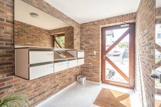 Century21ImmoNero stelt voor, Uitstekende opportuniteit voor investeerder! dit appartementsgebouw is vergund als 2 appartementen, een kantoorruimte van 93m² en 3 garages + 3 parkeerplaatsen. Topligging vlakbij park en op wandelafstand van winkels, scholen, bushalte en treinstation...Het gebouw van 1991 verkeert in goede staat. Naast de 2 vergunde appartementen is er nog een penthouse, momenteel verhuurd maar niet als dusdanig vergund, en welke tot één groot duplex penthouse kan omgevormd worden samen met ondergelegen appartement waardoor een schitterende penthouse kan gerealiseerd worden. De Appartementen hebben telkens 3 slaapkamers, een badkamer en een douche kamer en een oppervlakte van elk 93m². Volledig ingerichte keuken en individuele CV op gas. Boven de garage is er nog een studio van 91m², welke kan gebruikt worden als kantoor of hobbyruimte. Zeer beperkte vaste kosten! meer info:www.kasteelstraat22.be