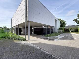 In Destelbergen, direct aan de op- en uitrit van de R4, bevindt zich dit instapklare bedrijfsgebouw: een topligging qua visibiliteit. Het pand beschikt over een gelijkvloers van ca. 240 m², ingedeeld in kantoor- en bergruimte, met een kitchenette en sanitair.Achteraan het gebouw ligt een terras met een aangrenzende tuin die uitkijkt over de omliggende velden.Op de 1ste verdieping, voorzien van airco, vind je ca. 300 m² aan kantoorruimte, met centraal een stijlvolle glazen vide.Het pand is uitstekend bereikbaar, zowel met de wagen, de fiets als het openbaar vervoer. Achteraan zijn er 15 autostaanplaatsen voorzien, vooraan 3, incl. een laadpaal met 2 oplaadpunten. Oppervlakte:- Gelijkvloers: ca. 240 m²- Eerste verdieping: ca. 300 m²Specificaties:- Kitchenette- Sanitair- Ventilatiesysteem (type D)- Alarmsysteem- Ledverlichting- Systeemplafond- Tappijttegels/tapijtvloer- Verwarming op aardgas via radiatoren- Verwarming/koeling via warmtepomp van Daikin (lucht-lucht)- HR-glas- Ingebouwde wandkasten- Zonnewering (stores)- 18 parkeerplaatsen- Velobox- 32 zonnepanelenBeschikbaarheid:Onmiddellijk beschikbaar.Deze AI-visualisaties zijn bedoeld als inspiratie. Er werd geen rekening gehouden met technische specificaties, stedenbouwkundige voorschriften of de concrete mogelijkheden tot realisatie.Hebt u interesse in dit bedrijfsgebouw te huur in Destelbergen? Neem contact op via business.gent@dewaele.com of via 09 245 35 35 voor meer info of een bezoek.
