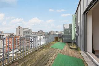  Wonen in het centrum, mét ruimte en uitzicht? Dit lichtrijke duplex appartement op de bovenste verdieping heeft het allemaal: een ruim terras...