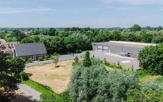 <p><span>Nazareth | Ruim magazijn/loods en luxueus kantoorgebouw met vlotte bereikbaarheid</span></p><p><span> </span></p><p><span>Op zoek naar een bedrijfssite ideaal gelegen nabij de N60 met vlotte verbinding naar de E17 en Gent.</span></p><p><span>Deze bedrijfssite omvat een high end kantoorgebouw van ca 480 m² en een loods van ca 1.700 m².</span></p><p><span>Ideale combinatie van kantoor, opslag of werkplaats en eventuele bijkomende gronden.</span></p><p><span> </span></p><ul><li><span>Nieuwbouw kantoorgebouw met hoogwaardige afwerking en veel lichtinval</span></li><li><span>Groene omgeving</span></li><li><span>Mogelijkheid tot aankoop achterliggend weiland en naastgelegen bouwgrond</span></li><li><span>Parkeer gelegenheden op perceel</span></li><li><span>Vrij in te richten volgens eigen concept -</span></li><li><span>Energiezuinig en toekomstgericht, voorzien van HVAC</span></li><li><span>Grote oppervlakte van de loods met voldoende manoeuvreerruimte en afgesloten poort</span></li></ul><p><span> </span></p><p><span>Kantoor</span></p><p><span>Aan de voorzijde van de straat 160 m² bebouwde oppervlakte. Gelijkvloers met keuken en sanitair + burelen, volledig bruikbare kelderverdieping met archiefruimte en extra vergaderzalen. Eerste verdieping met burelen.</span></p><p><span> </span></p><p><span>Loods/magaziijn</span></p><p><span>2 afgesloten delen. Het linker gedeelte omvat een grote magazijnruimte/werkplaats met op de verdiepingen een verwarmde kantoorruimte met sanitair en keuken. Grote poorten voor laden en lossen.</span></p><p><span>Het rechter gedeelte bestaat uit 3 magazijnruimtes v</span><span>an 540 m², 104 m² en 125 m², heden verhuurd.</span></p><p><span> </span></p><p><span>Plannen van de loods en het kantoor zijn ter beschikking op aanvraag.</span></p><p><span> </span></p><p><span>Meer info of een bezoek? Contacteer Hannelore via 09 245 24 24 of <span>gent@axellenaerts.be</span></span></p><p><span> </span></p><p><span> </span></p>