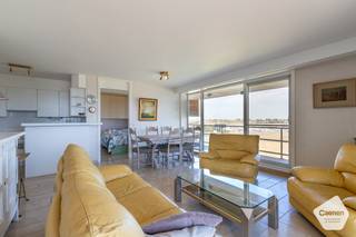 Dit <strong>zeer goed onderhouden</strong> appartement bevindt zich in de residentie 'Robert Orlent' te Nieuwpoort.<br />Dit gebouw ligt vlak naast de <strong>Nieuwpoortse Jachthaven</strong>. Daarnaast zijn er tal van fiets- en wandelroutes in de buurt.<br /><br />Kortom, dé ideale locatie voor wie rust zoekt, maar toch snel in het bruisende Nieuwpoort-Bad wil zijn.<br /><br />De indeling is als volgt:
<ul>
	<li>Inkomhal met op <strong>bedkasten op maat</strong>;</li>
	<li>Badkamer 1 met toilet, wastafel en douche;</li>
	<li><strong>Zéér</strong> <strong>lichtrijke</strong> <strong>leefruimte</strong> met 2 grote schuiframen naar de <strong>twee terrassen</strong>;</li>
	<li>Oost-gericht terras met <strong>mooie vergezichten</strong>;</li>
	<li>Tweede, zuid-gericht terras, eveneens met mooie vergezichten;</li>
	<li>Open, volledig ingerichte keuken;</li>
	<li>Ruime slaapkamer met dubbel bed en praktische kasten;</li>
	<li>Ensuite badkamer met toilet, wastafel en ligbad.</li>
</ul>
Extra troeven:

<ul>
	<li><strong>Unieke</strong> <strong>locatie</strong>;</li>
	<li>Mooi, open gevoel met veel <strong>privacy</strong>;</li>
	<li>Privatieve parkeerplaats inbegrepen bij aankoop.</li>
</ul>
Wees er snel bij en contacteer ons voor een bezichtiging.