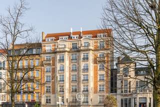 Appartement met karakter, gelegen op de gelijkvloerse verdieping van een gebouw in Art-Decostijl, gerealiseerd volgens de plannen van...