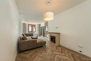 <p><span>Deze woning met hoge plafonds, ligt op wandelafstand (450m) van de kernstad en 1,1km van het Nekkerspoelstation. Het EPC-label B (188 kWh/m²/jaar) werd behaald dankzij: isolatie van de met sierplijster bedekte achtergevel (14cm); isolatie van de daken (16cm dikte); een condensatieketel op gas en nieuwe PVC-ramen. We werden verrast door de vele opbergmogelijkheden: vestiairekast, extra vaste kasten in de keuken, een droge kelder, een tuinhuis, etc. Dit huis herbergt zowel een grote living (rolluik), als een grote keuken met eiland (zitplaatsen). De op maat gemaakte keuken is voorzien van composiet werkbladen en spatwand. Naast een ingebouwde koelkast is de keuken uitgerust met een kookplaat met geïntegreerde afzuiging, een oven, een microgolfoven en een vaatwasser. We vestigen in deze ruime woning speciaal de aandacht op de mooie keramische tegelvloer (visgraatvorm), de in het plafond geïntegreerde spots, de aluminium glazen deur naar de leefruimte en de decoratieve houten accentwand. De zuidgerichte tuin met terras (betontegels) en grassen is vrij diep voor een stadsomgeving. Op de 1e verdieping ligt achter de master bedroom een XL-badkamer, met dubbele wastafel, een inloopdouche met handige nis en een hangtoilet, plus plaats voor wasmachine en droogkast. De 2e verdieping telt nog eens twee grote kamers. In de 4e kamer op de derde verdieping (onder dak) spotten we twee veluxramen.</span></p>