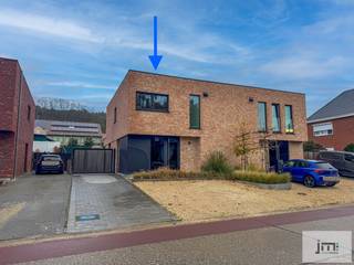 Deze energiezuinige woning werd gebouwd in 2021 en is gelegen op een perceel van 3a99ca aan de parallelweg tussen Beringen en Diest en met een...