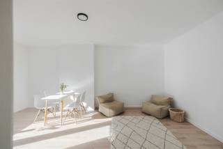<p><span>GENT CENTRUM - Instapklare gerenoveerde duplex met twee slaapkamers tussen het Sint-Pietersstation en Gent-Centrum.</span></p><p><span> </span></p><p><span>Gelegen op de derde verdieping van dit herenhuis, treffen we deze volledig instapklare, gerenoveerde duplex met twee slaapkamers nabij het Station van Gent-Sint-Pieters.</span></p><p><span>Ideaal als starters- of investeringseigendom met een vlotte verbinding naar de Binnenstad, studentencampussen en invalswegen.</span></p><p><span> </span></p><p><span>De belangrijkste troeven in een notendop: </span></p><ul><li><span>Centrale ligging in Gent met vlotte bereikbaarheid </span></li><li><span>Volledig gerenoveerd in 2026</span></li><li><span>Twee volwaardige slaapkamers</span></li><li><span>Op wandelafstand van het Gent-Sint-Pietersstation en het Citadelpark</span></li><li><span>Ideaal geschikt als investering of eigen bewoning</span></li><li><span>Inclusief kelderberging</span></li><li><span>Nabij invalswegen, openbaar vervoer en scholen</span></li></ul><p><span> </span></p><p><span>Indeling:</span></p><p><span>Inkomhal, keuken (frigo, kookplaat, vaatwasmachine, dampkap) met aansluitend de douche, open leefruimte</span></p><p><span>Op de verdieping bevinden zich twee volwaardige slaapkamers met overloop.</span></p><p><span> </span></p><p><span>Belangrijk</span><span>:</span></p><p><span>Richtprijs: 370.000 EURO (inclusief kelderberging)</span></p><p><span>Prijs exclusief registratierechten en aandeel in basisakte</span></p><p><span>EPC: 228 kWh/m² jaar</span></p><p><span> </span></p><p><span>Interesse? Neem contact op met Axel Lenaerts makelaars voor meer info of een bezoek ter plaatse via </span><span>09 245 24 24</span><span> of zoe@axellenaerts.be</span></p><p><span> </span></p>