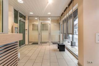 <p><span>Deze handels- of kantoorruimte is gunstig gelegen in een kleinschalige residentie uit 2001, nabij het centrum van Wachtebeke. Dankzij de commerciële ligging geniet het pand van een uitstekende zichtbaarheid, terwijl de straat ruime parkeermogelijkheden biedt voor klanten en medewerkers. </span></p><p><span>Bij binnenkomst leidt de inkomhal naar een loketruimte met grote raampartijen, die niet alleen zorgen voor veel natuurlijke lichtinval, maar ook een ideale etalagemogelijkheid bieden. Verder omvat het pand een hal die toegang geeft tot drie aparte kantoorruimten, een polyvalente ruimte die voorheen dienstdeed als kluizenruimte, een praktische berging en een apart toilet. Daarnaast beschikt het pand over een kelder, wat extra opslagcapaciteit biedt.</span></p><p><span>De elektrische installatie werd recent conform bevonden en het pand heeft een EPC-label C. Er bestaat de mogelijkheid om een aparte garagebox aan te kopen voor  25.000, evenals een tweede handels- of kantoorruimte of een ruim appartement. Het pand is vrij van gebruik bij akte.</span></p><p><span>Voor meer informatie of een bezoek ter plaatse kan Mathias gecontacteerd worden op het nummer 0472 60 91 51 of via e-mail op mathias@pattymo.be.</span></p>