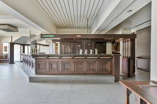Ontdek snel enkele troeven van de commerciële pand in het centrum van Sint-Kruis: <br />- Topligging: gelegen in het bruisende hart van Sint-Kruis, met veel passage en zichtbaarheid.<br />- Ruim terras: trek extra klanten aan met een sfeervol terras, ideaal voor een hapje en drankje in de buitenlucht.<br />- Parking in de buurt: gemakkelijke toegang voor klanten dankzij parkeergelegenheid op wandelafstand.<br />- Veel potentieel. In de buurt van winkels, praktijken..<br /><br />Bent u op zoek naar bedrijfsvastgoed bestaande uit een pand te koop in Brugge? Contacteer ons voor meer informatie of een bezoek ter plaatse via hilde.blieck@dewaele.com of 0476 94 27 32.<br /><br />Bestuursmaatregelen in het maatregelenregister: nee