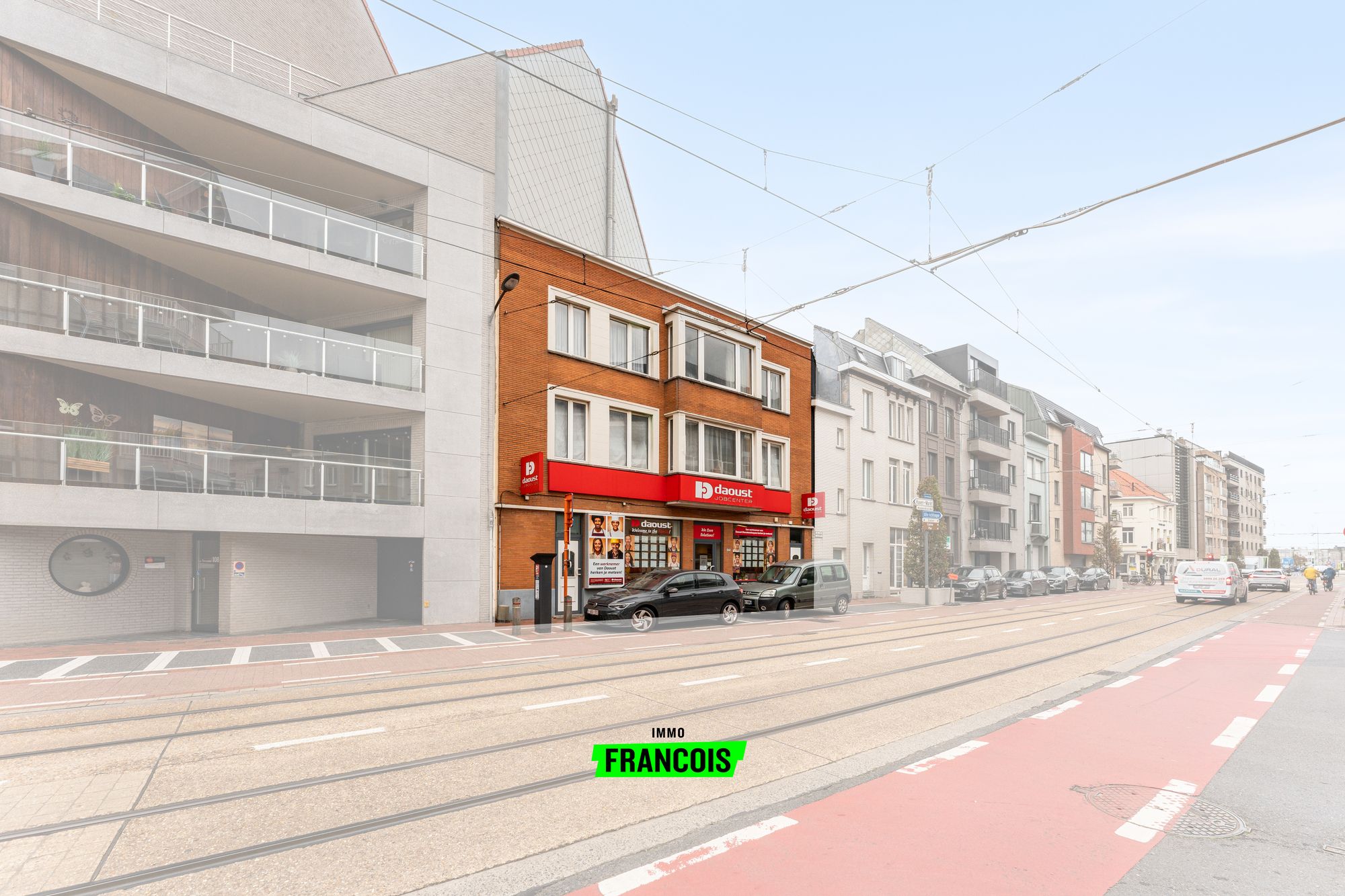 Opbrengsteigendom met handelsgelijkvloers en twee appartementen te koop in Blankenberge - foto 1