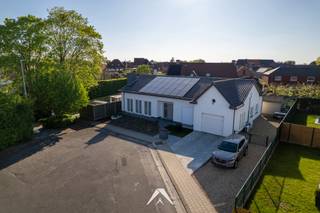 <p><strong>Instapklare bungalow met garage en tuin op rustige ligging</strong></p>
<p>Op zoek naar comfortabel gelijkvloers wonen in alle rust? Deze verzorgde bungalow in de Vinkestraat 105 te Wevelgem is gelegen in een doodlopende straat en biedt een ideale combinatie van privacy en bereikbaarheid.</p>
<p>De woning beschikt over een lichtrijke leefruimte met eetplaats en zithoek, een ingerichte keuken, twee volwaardige slaapkamers (met mogelijkheid tot uitbreiden) en een nette badkamer. <br />Daarnaast zijn er een praktische berging, inpandige garage, kelder en zolder aanwezig.</p>
<p>Buiten geniet u van een onderhoudsvriendelijke tuin met terras en overkapping op een perceel van ca. 588 m².</p>
<p>Dankzij de vele renovaties en energiezuinige ingrepen (o.a. zonnepanelen, thuisbatterij, airco en vernieuwd buitenschrijnwerk) is deze woning volledig instapklaar.</p>
<p><strong>Troeven:</strong></p>
<p>✅ Rustige ligging in doodlopende straat<br />✅ Alleenstaande woning<br />✅ Instapklaar en goed onderhouden<br />✅ Garage, kelder en zolder<br />✅ Zonnepanelen + thuisbatterij<br />✅ Aangename tuin met terras</p>
<p><span>Interesse? Contacteer ons voor meer informatie over de bezoekmomenten!</span></p>