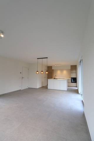 Dichtbij het centrum van Jabbeke, op wandelafstand van de bakker, beenhouwer, winkels alsook nabij invalswegen zoals E40 kan je deze afgewerkte halfopen nieuwbouwwoning terugvinden. <br />Deze maakt deel uit van een doodlopende straat met in totaal 8 halfopen en twee open bebouwingen in een leuk woonerf.<br />De woningen bestaan uit 2 bouwlagen met zolderverdieping die dienst kan doen als stockageruimte en inpandige garage.
<ul>
<li>Groene, rustige omgeving in een doodlopende straat;</li>
<li>Energiezuinige woning;</li>
<li>50% korting op uw onroerende voorheffing gedurende 5 jaar;</li>
<li>Vloerverwarming op het gelijkvloers;</li>
<li>3 ruime slaapkamers voorzien van laminaat vloerbekleding;</li>
<li>Schilderwerk, verlichting en verharding rondom de woning is inbegrepen;</li>
<li>Inpandige garage.</li>
</ul>
Meer info of een bezoek brengen aan deze woning? Neem nu contact met ons op.