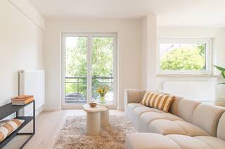 Appartement d'angle de deux chambres magnifiquement rénové à vendre sur la place Princesse Clementina, dans la résidence de Wimbledon. La mer et la plage sont accessibles à pied, tandis que la gare centrale et le centre-ville sont facilement accessibles à vélo, à pied ou en transports en commun.<br /><br />Disposition : <br />- hall d'entrée <br />- un espace de vie lumineux avec accès à un balcon<br />- cuisine équipée d'un évier, d'un réfrigérateur, d'un four combiné, d'un lave-vaisselle et d'une plaque vitrocéramique<br />- salle de bain avec vasque avec armoire à glace, douche à l'italienne et armoire murale <br />- chambre 1 (12m²)<br />- chambre 2 (14 m²)<br />- débarras avec raccordement pour machine à laver<br /><br />Avantages : <br />- appartement lumineux<br />- vue dégagée sur la place Princesse Clementina <br />- situation centrale, à proximité des commerces et des transports en commun<br /><br />Vous recherchez un appartement d'angle magnifiquement rénové avec une vue dégagée ? Contactez-nous pour prendre rendez-vous sur place. <br /><br />Registre des mesures: en cours de demande