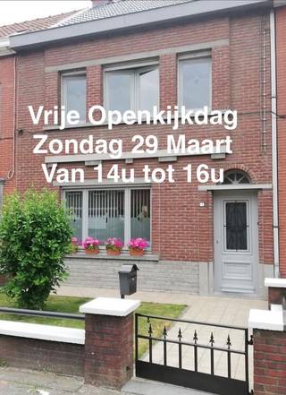 Unieke kans: charmante woning met zonnige tuin en privacy op wandelafstand van centrum Oudenaarde <br />Op een rustige locatie, en toch op wandelafstand van het bruisende centrum van Oudenaarde bevindt zich deze charmante woning met een verrassend ruime en zonnige tuin. Hier woont u in alle rust, terwijl winkels, station en sportfaciliteiten vlot bereikbaar blijven. <br /><br />De woning verwelkomt u via een gezellig voortuintje dat meteen een warme, huiselijke sfeer uitstraalt. De inkomhal leidt naar de lichtrijke leefruimte met salon en eetplaats (33 m²), waar grote ramen zorgen voor een aangename lichtinval en een open gevoel.<br />Aansluitend bevindt zich de functionele keuken (14 m²), met daarachter een praktische berging en extra opslagruimte. De EPC-waarde van 214 kWh/m²/jaar is uitermate positief en duidt op een energiezuinige woning. <br />De absolute blikvanger van deze woning bevindt zich achteraan: een prachtige zonnige tuin met uitzonderlijk veel privacy. Dit is een zeldzame troef zo dicht bij het stadscentrum. Het charmante overdekte terras zorgt ervoor dat u hier in elk seizoen kan genieten van het buitenleven, of het nu gaat om lange zomeravonden of gezellige momenten tijdens een regenachtige dag.<br /><br />Op de eerste verdieping bevinden zich twee ruime slaapkamers (15 m² en 16 m²) en een badkamer met bad en toilet.<br />De zolder van maar liefst 42 m², bereikbaar via een vaste trap, biedt nog tal van mogelijkheden. Hier kunnen eenvoudig twee extra slaapkamers, een bureau of hobbyruimte worden ingericht, wat deze woning bijzonder interessant maakt voor gezinnen of wie extra ruimte wenst.<br />Met enkele opfrissingen kan deze woning uitgroeien tot een bijzonder aangename thuis voor wie rust, ruimte en een centrale ligging wil combineren. Een toppertje voor wie het eerder als investering ziet om te verhuren.<br />Geen immo, alstublieft<br /><br />Oppervlaktes:<br />•Inkomhal: 9,5 m²<br />•Salon en eetplaats: 33 m²<br />•Keuken: 14 m²<br />•Slaapkamer 1: 15 m²<br />•Slaapkamer 2: 16 m²<br />•Zolder: 42 m²<br />•Bergingen: 15 m²