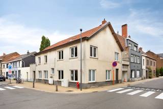 Zeer goed gelegen hoekwoning met achterkoer in het centrum van Kortenberg (tussen Brussel en Leuven), op wandelafstand van alle faciliteiten...
