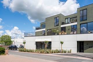 Op een topligging in Lichtervelde vind je Residentie Margriet, een kleinschalig nieuwbouwproject vlak bij winkels, station en de vernieuwde SPAR-winkel.<br /><br />Het appartement is gelegen op de 1ste verdieping beschikt over een bruto-oppervlakte van 121,99 m² en ruim terras van maar liefst 40,69 m².<br /><br />Indeling: inkomhal met gastentoilet en berging, lichtrijke leefruimte met open keuken die toegang biedt tot het ruime zuidwest georiënteerde terras, nachthal met tweede toilet, 2 ruime slaapkamers, bureauruimte (3e slaapkamer) en volledig uitgeruste badkamer.<br /><br />Futureproof technieken: vloerverwarming via warmtepomp, zonnepanelen, ventilatiesysteem D, isolerende beglazing... Dankzij het BEN-label geniet u van uiterst laag energieverbruik en 50% vrijstelling op uw onroerende voorheffing gedurende de eerste vijf jaar.<br /><br />Meer info of een bezoek? Surf naar www.vlaemynck.be of contacteer 051/40 40 10.<br /><br />Verkoop onder btw-stelsel.