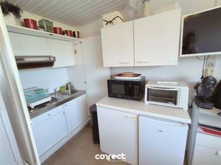 Op amper 800m van het strand en de zee en vlakbij het commerciële centrum van De Haan, vindt u dit appartement met 1 slaapkamer. Met zijn...