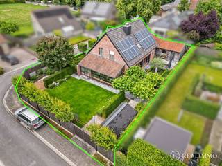 <strong>Een bijzonder complete gezinswoning waar ruimte, kwaliteit en een verzorgde afwerking hand in hand gaan.</strong><br />Deze stijlvolle woning is gelegen in een rustige residentiële woonverkaveling in Zwevegem, op korte afstand van winkels, scholen en alle nodige voorzieningen.<br />De eigendom werd doorheen de jaren met bijzonder veel zorg onderhouden en onderging vanaf 2016 een grondige en kwalitatieve renovatie.<br />Zo werden onder meer het dak en de vloeren vernieuwd en geïsoleerd, het buitenschrijnwerk vernieuwd en werd een prachtige uitbouw gerealiseerd die voor extra woonvolume en een aangename verbinding met de tuin zorgt.<br />Het resultaat is een bijzonder verzorgde en instapklare gezinswoning met vier volwaardige slaapkamers en mooie, ruime leefvertrekken.<br /><br /><strong>INDELING</strong><br /><strong>GV:</strong> Inkomhal met gastentoilet, ruime en lichtrijke leefruimte met gezellige ingebouwde houthaard (M-design) en aansluitend een polyvalente open bureauruimte, stijlvolle volledig ingerichte keuken, praktische wasplaats, afzonderlijke doucheruimte en inpandige garage met technische installaties. <strong>1<sup>e</sup>:</strong> Nachthal, 4 volwaardige slaapkamers voorzien van tal van praktische ingebouwde kasten en een ruime, volwaardige badkamer.<br /><strong>Verder beschikt de woning over:</strong> Een praktische kelder, ruime bergzolder, oprit met plaats voor 2 wagens, dubbele carport en een volledig aangelegde tuin.<br /><br /><strong>TECHNISCH</strong>
<ul>
	<li>Volwaardig oppervlaktes</li>
	<li>Gunstig EPC – label C</li>
	<li>CV op aardgas met condenserende gasketel</li>
	<li>Vernieuwde buitenschrijnwerk</li>
	<li>Zonnescreens aan de zuidzijde</li>
	<li>Conforme elektrische installatie</li>
	<li>Zonnepanelen met 2 thuisbatterijen</li>
	<li>Waterverzachter</li>
	<li>Dak vernieuwd en geïsoleerd</li>
	<li>Camerasysteem (NVR)</li>
</ul>
<br /><strong>TROEVEN</strong>

<ul>
	<li>Rustige residentiële ligging</li>
	<li>Alleenstaande woning op volwaardig perceel</li>
	<li>Ruime bewoonbare oppervlakte</li>
	<li>Grondig en kwalitatief gerenoveerd</li>
	<li>4 volwaardige slaapkamers</li>
	<li>Garage, dubbele carport en ruime oprit</li>
	<li>Volledig aangelegde tuin</li>
	<li>Gunstig EPC</li>
	<li>Conforme elektrische installatie</li>
	<li>Zonnepanelen met 2 thuisbatterijen</li>
	<li>Bijzonder verzorgde en instapklare eigendom</li>
</ul>
<br /><strong>Interesse in deze prachtige eigendom? </strong><br />Contacteer Aaron voor meer informatie of een bezoek ter plaatse op 0471 / 89 28 25 of via aaron@real-immo.be.
