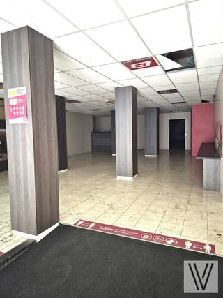 Pal in het centrum van Izegem, gelegen in de Marktstraat, vinden we dit gelijkvloers pand terug, met maar liefst een bruikbare oppervlakte van om...