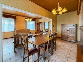 Veelzijdige renovatiewoning met 4 slaapkamers en projectgrondpotentieel op toplocatie in Zottegem. Deze ruime eigendom op een perceel van 2.516...