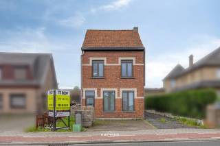 Op een vlot bereikbare ligging in Melsele, op minder dan 1 km van de E34, bevindt zich deze open bebouwing met 3 slaapkamers, achterbouw en...