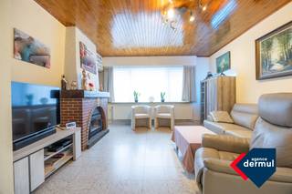 Welkom in de Sartlaan te Mariakerke waar u deze charmante halfopen woning in een gegeerde, groene en rustige buurt vindt! Dit comfortabele, op...