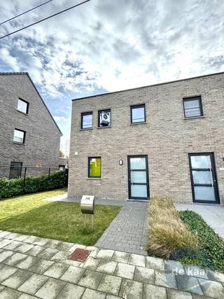 Gelegen net over de grens van Nieuwpoort - Oostduinkerke.Recente woning met tuin en de mogelijkheid voor het huren van een achterliggende...