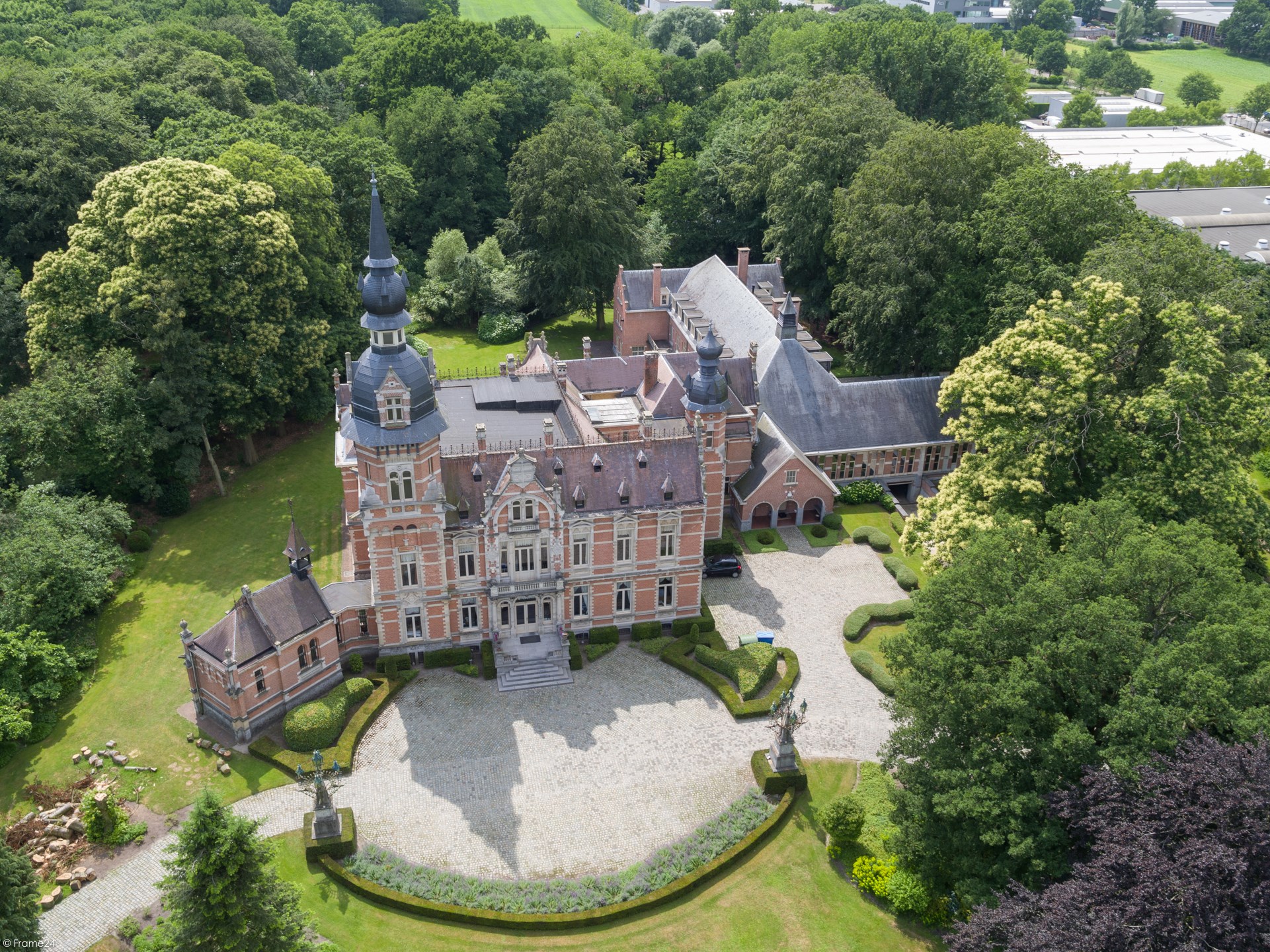 Grand appartement de château dans un domaine de parc unique ! - photo 1