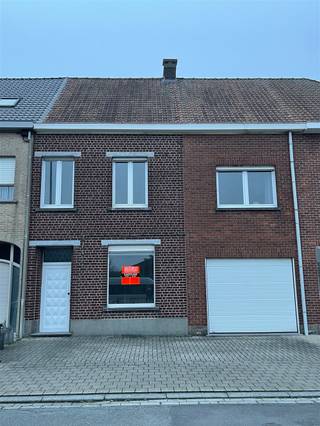 <p><span>Mooi gelegen woning in het centrum van Stasegem en in een doodlopende straat. Inkom, living, eetkamer, keuken, veranda, toilet, stooklokaal/wasplaats, tuin, dubbele garage. Op eerste verdieping : 4 slaapkamers en badkamer. Op de zolderverdieping werden 3 half afgewerkte kamers gemaakt. Bouwjaar 1937. Oppervlakte 2a 71 ca. KI 570 euro. Er is centrale verwarming op stookolie met een bovengrondse tank. Voor info bijkomende info of bezoek, bel 056.21.58.00 of www.immo-lvb.be.</span></p>