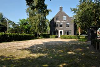 <p><span>Luxueuze halfopen woning met praktijk / bureelruimte gelegen te Kapellen op een goede commerciële zichtlocatie voorzien van een ruime eigen parking.</span></p><p><span> </span></p><p><span>Gelijkvloers: </span></p><p><span>Stijlvolle open praktijkruimte met een oppervlakte van ca. 70 m² op arduinen vloer, deze ruimte is voorzien van inbouwkasten met kitchenette en een toiletruimte met handenwasser. Via de achterdeur is er toegang tot de tuin met terras.</span></p><p><span>Via een  aparte inkomhal voorzien van ingebouwde vestiairekasten ga je via  de eikenhouten trap naar het woongedeelte op de eerste verdieping.  </span></p><p><span> </span></p><p><span>1e verdiep:  </span></p><p><span>Er is een overloop met toilet op arduin, een gezellige woonkamer op eiken parket voorzien van ingemaakte kasten en aansluitend een luxe open keuken met eetblad, uitgerust met vaatwasser, koelkast, kookplaat, oven en  extra bergruimte.  2e verdiep: op de  2de verdieping zijn er 3 slaapkamers op parket , 1 badkamer op arduin afgewerkt met moderne witte metrotegels en mozaïek, een  ligbad, douche, lavabo en toilet. </span></p><p><span> </span></p><p><span>Zolder: </span></p><p><span>De zolder is bereikbaar via een vlizotrap en is geschikt als bergruimte.</span></p>