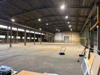 <p>Le long de la Vijverwegel à Melle, nous proposons à la location un bâtiment industriel composé de ± 3.400 m² d’entrepôt et de ± 350 m² de bureaux, situé sur une parcelle de ± 7.500 m² en zone industrielle.</p>
<p>L’entrepôt dispose de 7 portes, dont 4 portes sectionnelles, et est équipé d’un pont roulant. Le bâtiment est entouré de ± 3.750 m² d’espace extérieur, comme le montre le dernier plan. Celui-ci est presque entièrement revêtu et offre suffisamment d’espace de manœuvre pour les camions ainsi qu’un vaste parking. L’ensemble du site peut être fermé.</p>
<p>Le bâtiment se situe à proximité du ring R4 et de la Brusselsesteenweg, avec un accès aisé aux autoroutes E40 et E17.</p>
<p>Intéressé ? Contactez Structura.biz pour plus d’informations ou une éventuelle visite sur place !</p>