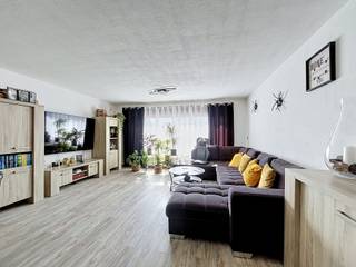 <p><span>Instapklaar appartement nabij het centrum van Roeselare</span></p><p><span> </span></p><p><span>Het appartement beschikt over </span><span>2 ruime slaapkamers</span><span>, een </span><span>gerenoveerde badkamer</span><span>, een moderne open </span><span>keuken</span><span> voorzien van alle toestellen en een ruime, lichtrijke </span><span>leefruimte</span><span>.</span></p><p><span>Daarnaast is er een praktische aparte </span><span>berging</span><span>.</span></p><p><span>Er is een </span><span>garage</span><span> met water en elektriciteit</span><span>, inbegrepen in de prijs</span><span>, en </span><span>parkeergelegenheid voor het gebouw</span><span>.</span></p><p><span>Ook voor de garage kan een extra wagen geparkeerd worden.</span></p><p><span>Dankzij de centrale ligging bevinden winkels, scholen en het </span><span>centrum van Roeselare</span><span> zich allemaal op wandelafstand.</span></p>