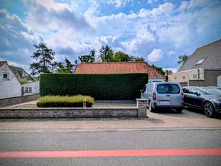 Deze charmante 4-gevelvilla bevindt zich in een rustige straat in Adinkerke, op wandelafstand van het groene Cabour-domein, en biedt veel...