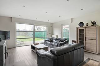 Gelegen in een rustige en residentiële wijk in de Bristerstraat te Brecht bevindt zich deze ruime en uitstekend onderhouden woning, gebouwd in...