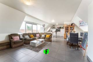 Dit ruime appartement, gelegen in het centrum van Meulebeke, biedt maar liefst 125 m² bruikbare vloeroppervlakte en telt 3 slaapkamers. Dankzij de centrale ligging bevinden handelszaken, openbaar vervoer en scholen zich op wandelafstand. Het appartement beschikt over een gunstig EPC met energielabel B. <br /><br />Het appartement vinden we terug op de derde verdieping van de residentie, en is te bereiken via zowel de trap als lift. We betreden het appartement via de inkomhal die ons toegang verleent tot de ruime en lichtrijke leefruimte. De aangrenzende keuken is uitgerust met een keramische kookplaat, koelkast, oven en dubbele spoelbak. Naast de keuken vinden we de praktische berging terug. Verder beschikt het appartement over 3 comfortabele slaapkamers en een badkamer met dubbele wastafel, ligbad en douche.<br /><br />Het appartement is momenteel verhuurd. <br /><br />Ontdek snel de troeven die deze eigendom te bieden heeft en plan snel uw bezoek in! <br /><br />Voor meer informatie of een bezoek: 051 47 48 47<br /><br />