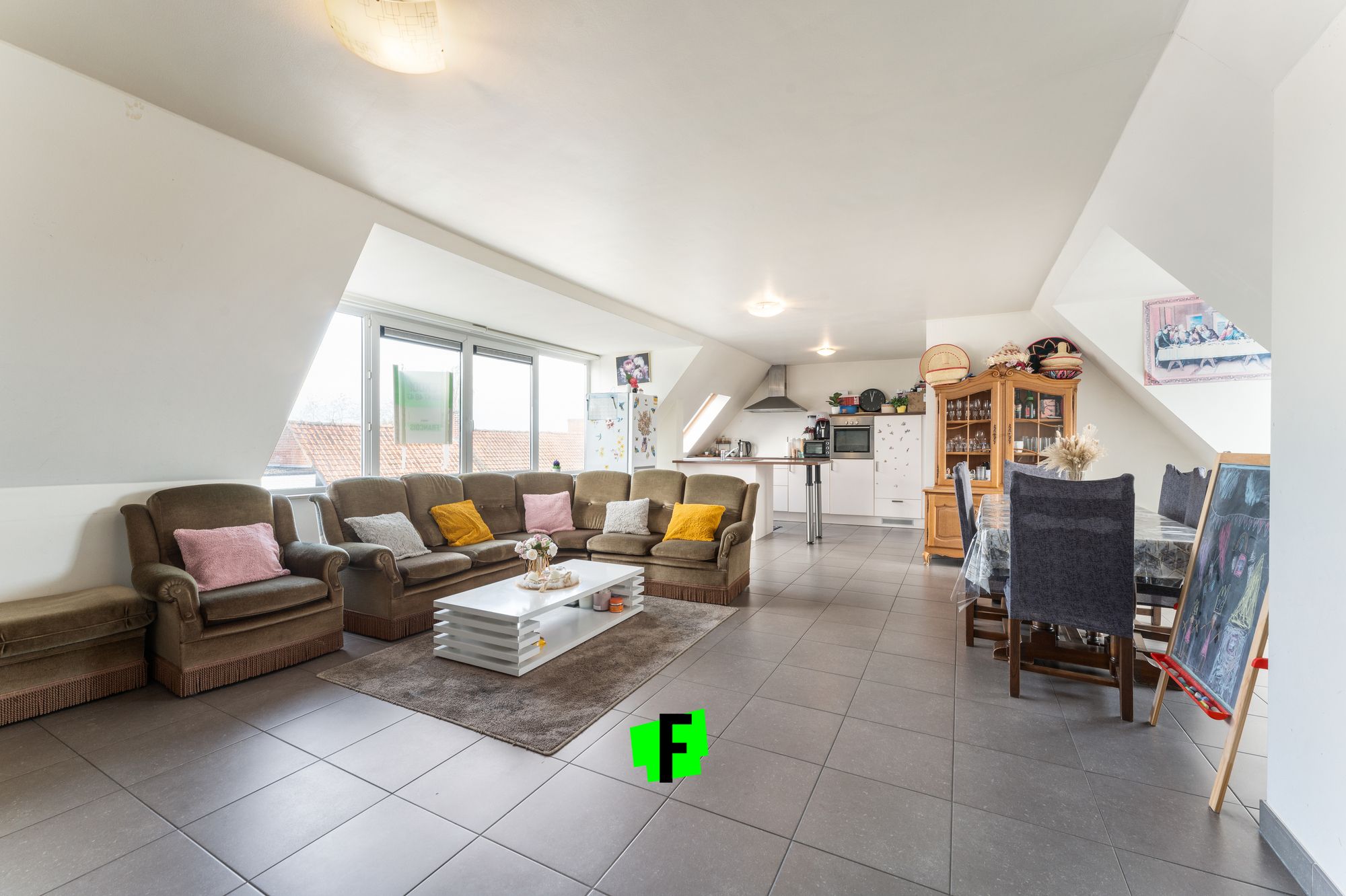 RUIM EN LICHTRIJK APPARTEMENT MET 3 SLAAPKAMERS IN MEULEBEKE - foto 1