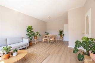 <p><span>Vous êtes à la recherche d'un premier logement, d'un investissement intelligent ou d'une base confortable en ville ? Ce studio bien entretenu combine beaucoup de lumière, une disposition pratique et un emplacement calme dans l'un des quartiers les plus recherchés d'Anvers. Ici, vous vivez à quelques pas du parc Harmonie, du parc Albert et du populaire Groen Kwartier, avec tout ce dont vous avez besoin au quotidien à portée de main.</span></p><h2><span>Lumière, calme et confort</span></h2><p><span>Par le hall d'entrée, vous pénétrez dans ce studio bien entretenu, situé au calme à l'arrière du bâtiment. Grâce aux grandes fenêtres, l'espace de vie est baigné de lumière naturelle et se révèle immédiatement agréable et accueillant. Le sol stratifié doux procure une sensation de chaleur et constitue la base parfaite pour transformer cet espace en un espace de vie et de couchage confortable.<br />L'espace de vie offre une quantité surprenante d'espace pour un coin salon confortable, une table à manger ainsi qu'un coin couchage. Grâce à son agencement pratique, le studio semble plus grand que sa surface ne le laisse supposer. De plus, vous vivrez ici au calme, à l'écart de la circulation urbaine.</span></p><h2><span>Aménagement pratique</span></h2><p><span>L'un des principaux atouts de ce studio est sa cuisine, qui est complètement séparée de l'espace de vie. Elle bénéficie de la lumière du jour, d'un grand espace de rangement et de tous les équipements nécessaires pour cuisiner confortablement. La salle de bains est également séparée et équipée d'une baignoire, d'un lavabo avec armoire et de toilettes. <br />La séparation claire entre le séjour, la cuisine et la salle de bains assure un confort de vie agréable que l'on ne trouve pas souvent dans un studio.</span></p><h2><span>Vert, café et tout à proximité</span></h2><p><span>L'emplacement est sans aucun doute l'un des meilleurs atouts de cette propriété. L'Helenalei est situé dans le quartier populaire d'Anvers 2018, un quartier connu pour ses avenues majestueuses, sa belle architecture et son excellente accessibilité.<br />Pour une promenade, un pique-nique ou une course matinale, vous vous rendrez directement à l'Harmoniepark ou à l'Albertpark. Le quartier vert, l'un des endroits les plus populaires de la ville, se trouve également à proximité, avec ses places accueillantes, ses restaurants et ses cafés. Un café chez Caffenation, un déjeuner sur une terrasse ensoleillée ou une promenade nocturne dans ce quartier plein d'ambiance ? En outre, vous vivez au centre, entre le quartier de Markgrave, le Groen Kwartier et Zurenborg, avec de nombreux commerces de proximité, des supermarchés et des transports publics accessibles à pied. Grâce à la proximité du Singel et du Ring, vous êtes également rapidement sur la route, que ce soit en voiture ou à vélo. Vous combinez ainsi sans peine le meilleur de la ville avec un cadre de vie agréable et résidentiel.</span></p><p><span>Pas de mesures dans la Plate-forme flamande d'application de la loi</span></p><p><span> </span></p>