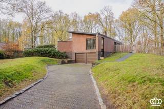 Prachtig in het groen gelegen gelijkvloerse woning uit de jaren 70 met o.a. leefruimte, ingerichte leefkeuken, berging, 4 slaapkamers,...