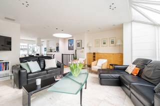 Dit lichtrijke duplexappartement beschikt over een aangename indeling en twee ruime terrassen.Op het eerste niveau bevindt zich de inkomhal met...