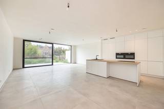 <p><span>Deze gesloten nieuwbouwwoning wordt verkocht onder registratierechten in plaats van btw, wat een financieel voordeel betekent. Het aanzienlijke bouwvolume van deze woning verrast de bezoekers, vooral doordat de eerste verdieping even diep is als de benedenverdieping: 15 meter. Er is dus op de 2 bovenverdiepingen voldoende plaats voor 4 kamers, waaronder een master bedroom met aanpalende dressingruimte. Afgezien van de centrale badkamer op de eerste verdieping, beschikt de vierde kamer onder dak over een aanpalende badkamer. Op ieder niveau is er bergruimte aanwezig, met op het gelijkvloers een garage, waarvoor u ook nog een auto kunt parkeren. De veralgemeende vloerverwarming is gecombineerd met een warmtepomp en 10 zonnepanelen. Het BEN-niveau impliceert bovendien een zeer gedegen isolatieniveau en dito ventilatie. De tuinaanleg is niet inbegrepen in de verkoopprijs, waardoor u deze volledig naar eigen smaak kunt aanleggen. De Mercuriusstraat (zone 30) mondt uit in een woonerf (20km/hr) en krijgt quasi geen doorgaand verkeer te verwerken. Wie even verder door de buurt rijdt, merkt dat dit een zeer aangename, residentiële woonomgeving is.</span></p>