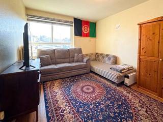 Op zoek naar een betaalbare woonst of een interessante investering? Deze verzorgde studio, gelegen nabij het centrum van Roeselare, biedt een praktische indeling en een uitstekende ligging.<br /><br />De studio omvat een inkomhal, een afzonderlijke badkamer met douche, toilet en lavabo, en een open leefruimte met woonkamer, slaapgedeelte en keuken. Dankzij het gunstige EPC-label B geniet je bovendien van een energiezuinige woonst. Daarnaast investeerde de mede-eigendom de voorbije jaren ook aanzienlijk in de opwaardering van het gebouw.<br /><br />De studio is momenteel verhuurd en biedt een mooi rendement voor investeerders. Hiervoor kan ook een rendementsrapport voor voorzien worden. <br /><br />Interesse? Neem gerust contact met ons op voor meer informatie of een bezoek ter plaatse: 0479 10 99 08