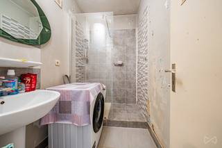 We Invest Liège et Lucas (0479/76.60.97) vous proposent à la vente cet appartement d’une chambre situé au RDC d'un petit immeuble de 6 unités...