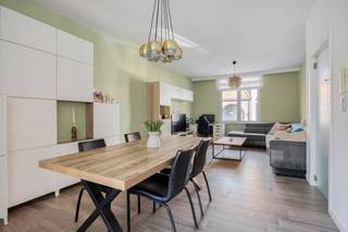 Bent u op zoek naar een duurzame en stijlvolle woning in het hart van de gemeente? Dit prachtig gerenoveerd huis in Kruibeke combineert...