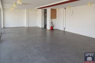 Ontdek dit uitzonderlijk handelspand op het gelijkvloers van een standingvol gebouw aan de zeedijk. De ideale plek om je zaak zichtbaar én stijlvol...