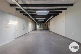 DENDERMONDE - Handelsruimte met ruime tuin en appartement<br />Deze dubbele eigendom is gelegen in een rustige zijstraat van de Noordlaan, op wandelafstand van het centrum van Dendermonde. <br />Dankzij de centrale ligging geniet u van een vlotte bereikbaarheid en de onmiddellijke nabijheid van winkels, openbaar vervoer, scholen en andere voorzieningen.<br /><br />Op het gelijkvloers bevindt zich een ruime handelsruimte van maar liefst 100 m², ideaal voor het uitbaten van diverse handelsactiviteiten of vrije beroepen. De oppervlakte en indeling bieden tal van mogelijkheden voor ondernemers die op zoek zijn naar een goed gelegen commerciële ruimte.<br /><br />De bovenliggende verdiepingen herbergen een woonentiteit. Op de eerste verdieping bevindt zich een lichtrijke living met eetkamer, aansluitend een keuken en een badkamer. Op de tweede verdieping vindt u een ruime slaapkamer.<br /><br />Deze eigendom is uitermate geschikt voor wie wonen en werken wil combineren, maar biedt eveneens interessante perspectieven voor investeerders. De handelsruimte en de woonentiteit beschikken namelijk over aparte vergunde huisnummers, wat extra flexibiliteit biedt naar verhuur of gebruik toe.<br /><br />Kortom, een eigendom met tal van mogelijkheden op een strategische locatie vlak bij het centrum van Dendermonde.<br />Voor meer informatie of een bezoek, kan u ons steeds contacteren: 053/60.65.60.
