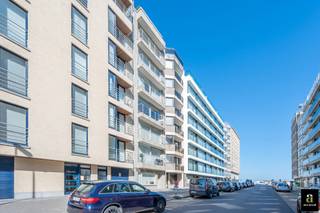 <p>Appartement (92 m²) avec vue latérale sur mer, idéalement situé avenue des Hirondelles à Albertstrand, avec possibilité d’acquérir un emplacement de parking dans l’immeuble.</p>
<p>Disposition : hall d’entrée, spacieux séjour avec loggia donnant sur la terrasse, cuisine entièrement équipée et débarras avec raccordement pour machine à laver. Deux chambres à coucher complètes, dont une avec salle de bains et une avec salle de douche. Terrasses à l’avant et à l’arrière. Possibilité d’aménager un troisième chambre.</p>
<p>Local à vélos et cave privative. Parking au rez-de-chaussée à l’arrière (moitié d’un box double) au prix de 50.000 €.</p>