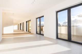 <span><strong>BRUSSELS </strong></span>– Penthouse ideally located on the 6th floor of the UNIQ residence. Just steps from Place Sainte-Catherine, in the heart of one of the city’s most vibrant neighbourhoods, discover this stunning penthouse. The apartment features a magnificent living area of over 60 m², with a spacious lounge opening onto an exceptional 51 m² terrace. The open-plan, fully equipped kitchen with central island and state-of-the-art appliances blends seamlessly into the living space. In total, there are three generous bedrooms (18 m², 12 m² and 11 m²), each with its own bathroom. The master bedroom also benefits from a private 7 m² terrace. Equipped with lighting fixtures and prepared with a first coat of paint, the property can be finished and customised to your taste. Future-proof building with EPC B+ and excellent acoustic insulation. Sale subject to VAT on the construction (6% subject to conditions) and registration duties on the land (12.5%).