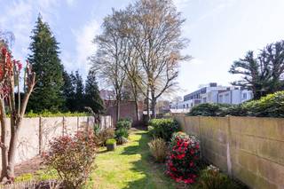 <strong>Charmante woning gelegen in de gegeerde Oosterveldwijk vlakbij Park den Brandt. De buurt biedt het perfecte evenwicht tussen rust en bereikbaarheid, met scholen, winkels, parken, ziekenhuizen en belangrijke invalswegen in de directe nabijheid.</strong><strong><br /><br />INDELING:</strong><br />
<p>Bij binnenkomst via de INKOMHAL, die voorzien is van een apart gastentoilet, krijgt u toegang tot de aangename en lichtrijke L-vormige LEEFRUIMTE ca. 53m² op parket met sierschouw. Aansluitend bevindt zich de keuken. Zowel de leefruimte als de keuken geven direct uit op het zonnige overdekte TERRAS en de zonnige TUIN, waar het heerlijk genieten is.</p>
<p>Via de houten trap bereikt u de verdieping met een centrale nachthal, voorzien van een lichtkoepel en een apart toilet. De MASTERBEDROOM ca.3,60m x 4,57m is uitgerust met ingemaakte kasten en beschikt over een ensuite BADKAMER ca. 2,30m x 2,50m met twee lavabo's en een inloopdouche. Verder beschikt de verdieping over twee extra SLAAPKAMERS (ca. 11,30m² en 9m²) met een ingemaakte kast en is er een extra dressingkamer/bureau ca. 6m² met lichtkoepel.</p>
<p>De woning is volledig onderkelderd met een goede stahoogte en biedt plaats aan een chillroom/polyvalente ruimte (voorzien van verwarming en daglicht), diverse opbergruimtes en een technische ruimte. Daarnaast vindt u hier de ruime inpandige GARAGE ca. 27,42m² met automatische poort. De kelder geeft tevens directe toegang tot de tuin, terwijl u aan de voorzijde beschikt over een handige oprit voor één wagen.</p>
<strong><br />BIJZONDERHEDEN: <br /></strong>* Gelegen in de begeerde Oosterveldwijk in een rustige en groene straat nabij Park den Brandt, scholen, openbaar vervoer, ziekenhuizen, winkels, belangrijke in-en uitvalswegen<br />* Charmante woning met veel potentieel <br />* Ruime kelder met mooie stahoogte - volledig onderkelderd<br />* Inpandige ruime garage met automatische poort en een oprit<br />* Dak vernieuwd en voorzien van isolatie dd. 2022, HR-ketel op gas (2014)