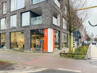 <strong>MODERNE COMMERCİELE RUIMTE (BOUWJAAR 2014)</strong> gelegen in het bruisende centrum van Oudenaarde biedt een unieke kans voor ondernemers. Met een oppervlakte van <strong>185 M²</strong> en <strong>FLEXIBELE INDELINGSMOGELIJKHEDEN </strong>dankzij verplaatsbare wanden, is het pand perfect geschikt voor diverse commerciële doeleinden zoals een kantoor, showroom, winkel of praktijk. De <strong>GROTE RAAMPARTIJEN</strong> zorgen voor <strong>OPTIMALE LICHTINVAL (ZUIDKANT)</strong> en <strong>UITSTEKENDE ZICHTBAARHEID</strong>, ideaal voor een multi-vitrine of inspirerende werkplek. Bovendien geniet u van een <strong>UITSTEKENDE BEREIKBAARHEID</strong> en een <strong>STRATEGISCHE LIGGING</strong> met veel passage, waardoor uw onderneming volop in de kijker staat. <br /><br /><u>Volgende voorzieningen zijn aanwezig:</u><br />- Vloerverwarming<br />- Vloerstopcontacten verspreid over de winkel<br />- Domotica<br />- Camerabewaking<br />- Alarminstallatie<br />- Grote raampartijen (3m hoog) rondom<br />- Zéér veel lichtinval (zuidgericht op de voorgevel)<br />- Mogelijkheid voor airco<br /><br />Grijp deze kans en vestig uw zaak op een <strong>TOPLOCATIE IN OUDENAARDE</strong>!<br /><br />Adres: Stationsstraat 37 te Oudenaarde<br /><br />P-score: C; G-score C; 