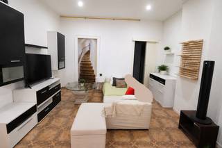 Licht en ruim 1-slaapkamerappartement met een moderne badkamer, een royale leefruimte en veel natuurlijk licht. Ideaal gelegen in het hart van Deurne, op wandelafstand van winkels, openbaar vervoer, restaurants en alle dagelijkse voorzieningen.