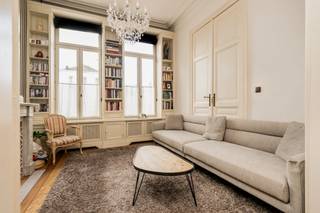 <p>Deze woning heeft een unieke combinatie van historische charme, hedendaags comfort en een topligging vlak bij het centrum.<span> Deze prachtige herenwoning werd met bijzonder veel respect voor haar authentieke karakter gerenoveerd. Originele elementen zoals de sierlijke schouwen bleven zorgvuldig behouden, terwijl de woning tegelijk werd aangepast aan de hedendaagse woonnormen. Er werd ook gefocust op een energetische renovatie waarbij de achtergevel in 2024 werd geisoleerd, alsook zijn er 12 zonnepanelen met een thuisbatterij. Dit zorgt ervoor dat de woning een zeer gunstig EPC B label heeft, dat bijna A is. </span></p>
<p>Via de inkomhal kom je binnen in de prachtige ruime leefruimte waar de authentieke haard voor extra sfeer en gezelligheid zorgt. Via de dubbele houten deur kan u naar de aangrenzende eetruimte. De dubbele deur zorgt ervoor dat u openheid heeft tussen de ruimtes maar kan ook voor privacy zorgen wanneer gewenst. Wat opvalt in deze ruimtes in de aanwezigheid van zeer veel natuurlijk daglicht door de volledige doorzonning in beide ruimtes. Aangrenzend bevindt zich de keuken die volledig uitgerust is met kasten en MIELE toestellen. Daarnaast is het LACANCHE fornuis, beter gekend als de piano's voor gastronomen, een ware eye-catcher. Via het grote schuifraam kan u naar de compacte maar gezellige binnenplaats waar u de buiten met de binnen in elkaar kan laten overvloeien. <br /><br />Via de trap in de traphal kan u naar de hoger gelegen verdiepingen. Op de eerste verdieping bevindt zich de masterbedroom, badkamer (gerenoveerd in 2026) voorzien van inloopdouche, bad, lavabo en afzonderlijk toilet. Via deze verdieping kan u naar het open dakterras waar u in alle rust en privacy kan genieten van de stad. Op de tweede verdieping bevinden zich twee slaapkamers alsook een afzonderlijk toilet. Op de derde verdieping bevindt zich een open polyvalente ruimte die naar wens kan worden ingedeeld (slaapkamer, hobbyruimte, bureau,…). <br /><br />De kelderverdieping is volledig bruikbaar en is momenteel ingedeeld als wasruimte met heel wat bergruimte. Daarnaast is er nog een tweede ruimte die kan worden gebruikt als bijvoorbeeld fitnessruimte.<br /><br />Wat opvalt in de volledige woning in de aanwezigheid van zeer veel natuurlijk daglicht. Daarnaast heeft u een prachtig uitzicht over de Mechelse eye-catchers zoals de Sint-Romboutstoren, de Onze-Lieve-Vrouw-over-de-Dijle-kerk en Brusselpoort. De woning kan door zijn verschillende ruimtes worden afgestemd naar ieders persoon/gezin zijn behoefte en wensen. <br /><br />Deze woning is een echte opportuniteit voor mensen die van authentieke panden houden, zonder in te boeten aan modern comfort en in het centrum wensen te vertoeven.<br /><br />Mogelijkheid tot het aankopen van een garagebox (met laadpaal) aan 45.000 euro. Mogelijkheid tot huren van een fietskluis, vlak voor de deur. <br /><br />Deze buurt heeft een waaier aan voorzieningen alsook het openbaar vervoer is op wandelafstand. Laat deze unieke kans niet voorbij gaan.</p>
<p></p>