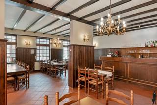 Karaktervol handelspand met appartement, feestzaal, terras en tuin in centrum EssenEen pand boordevol potentieel in het hart van EssenIn het...